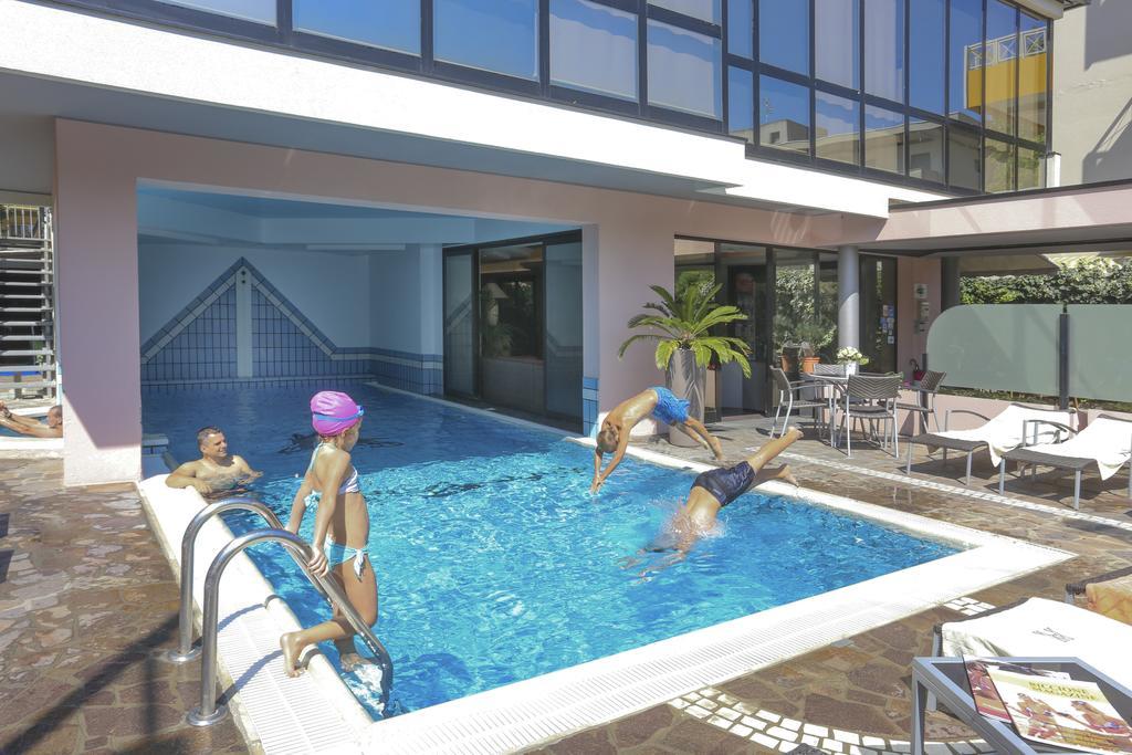 Hotel Ambassador リッチョーネ エクステリア 写真